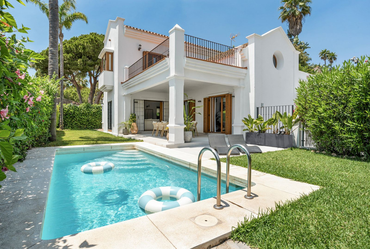 Villa in Nagüeles with private pool and covered terrace over two levels