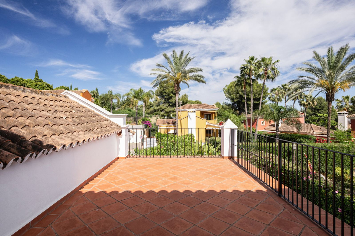 Open roof terrace overlooking the residential neighbourhood